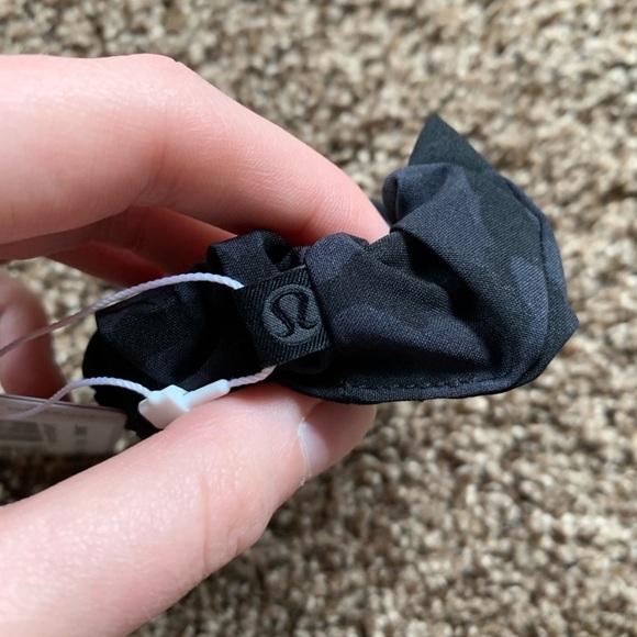 NEW Lululemon Uplifting Scrunchie - Picture 2 of 7